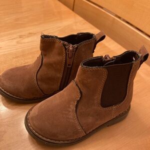 Suede-like toddler brown boots size 5